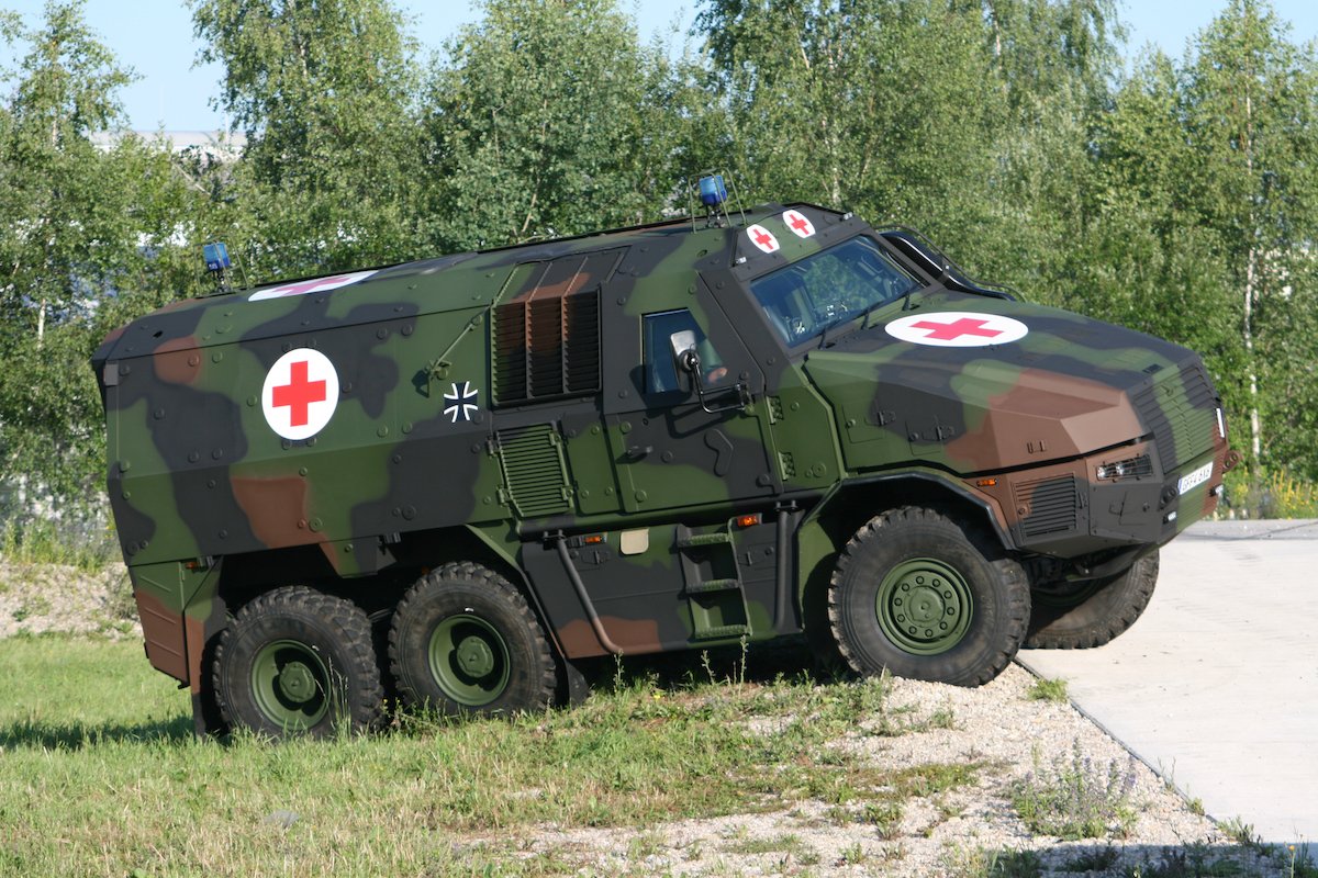 KMW-GFF4-Ambulanz-6x6-02